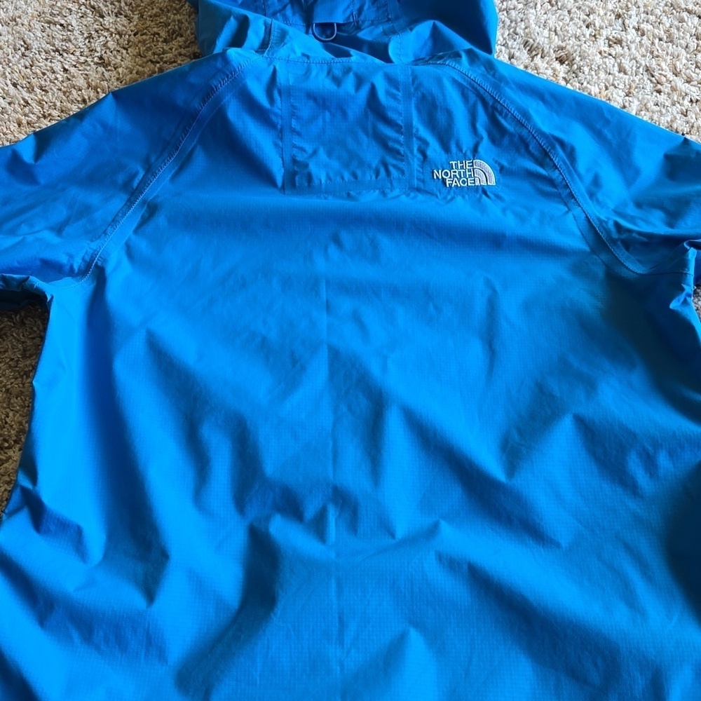 The North Face HyVent 2.5L, rain/wind jacket, size xs women's, euc - Picture 6 of 6